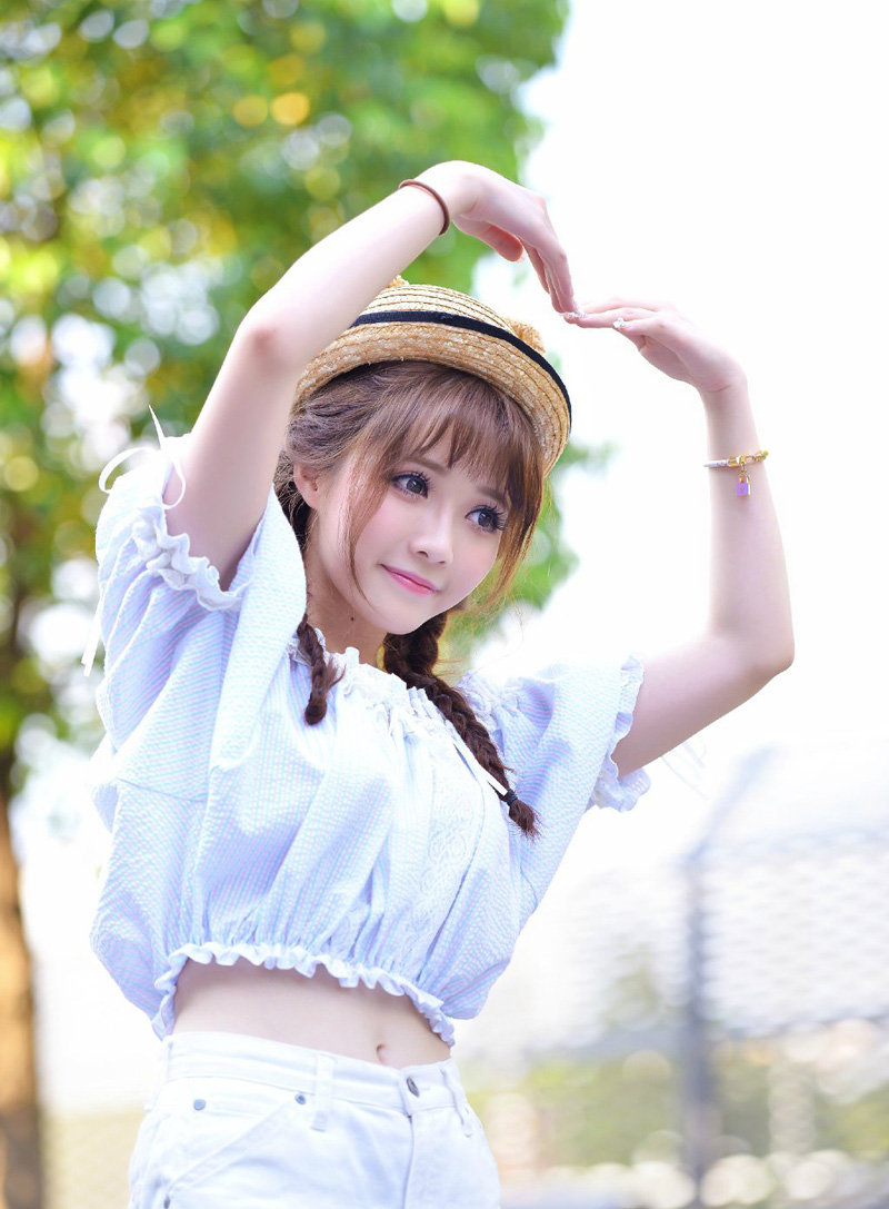 “夫君~”一名美妇带着一股慵懒的风情来到刘璝身后，轻声唤道。